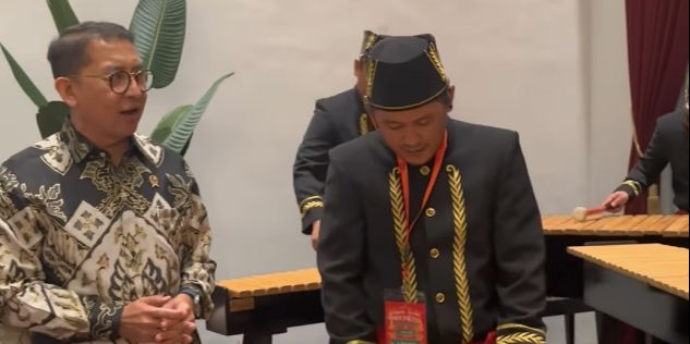 Momen Menteri Nyanyi Diiringi Alat Musik Warisan UNESCO, ‘Dipuji Gak Terbang, Disuruh Nyanyi Gas Bang’