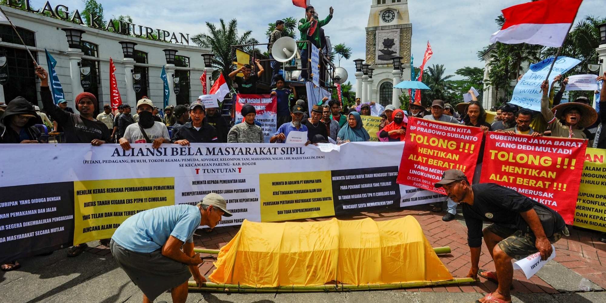 FOTO: Aksi Warga Desa Iwul Bogor Tolak Alih Fungsi Lahan Pertanian Jadi Perumahan