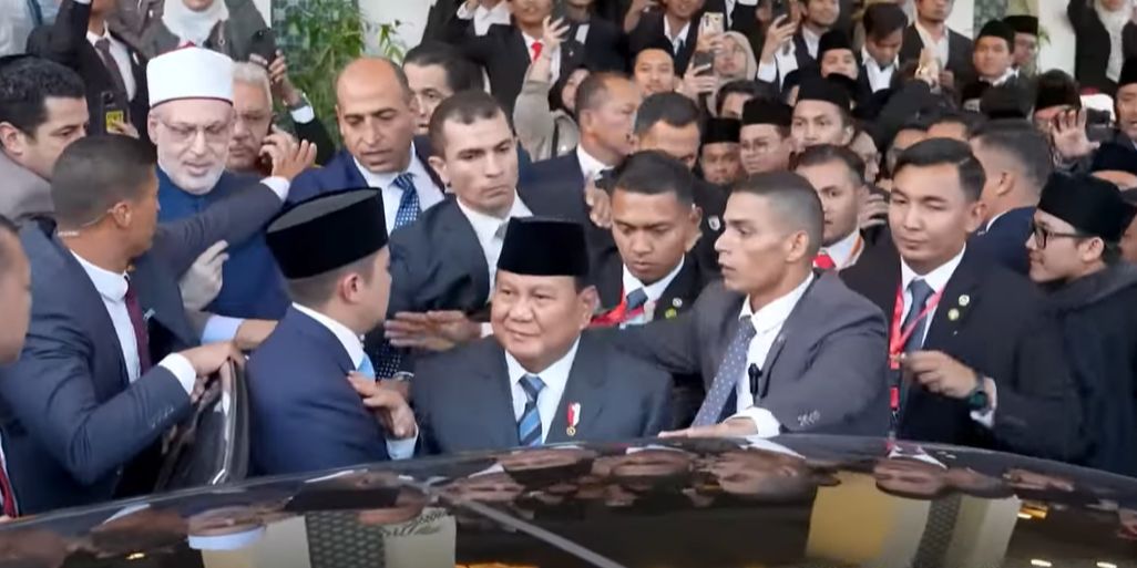 VIDEO: Detik-detik Prabowo Nyaris Jatuh saat Dikerumuni Mahasiswa di Kairo