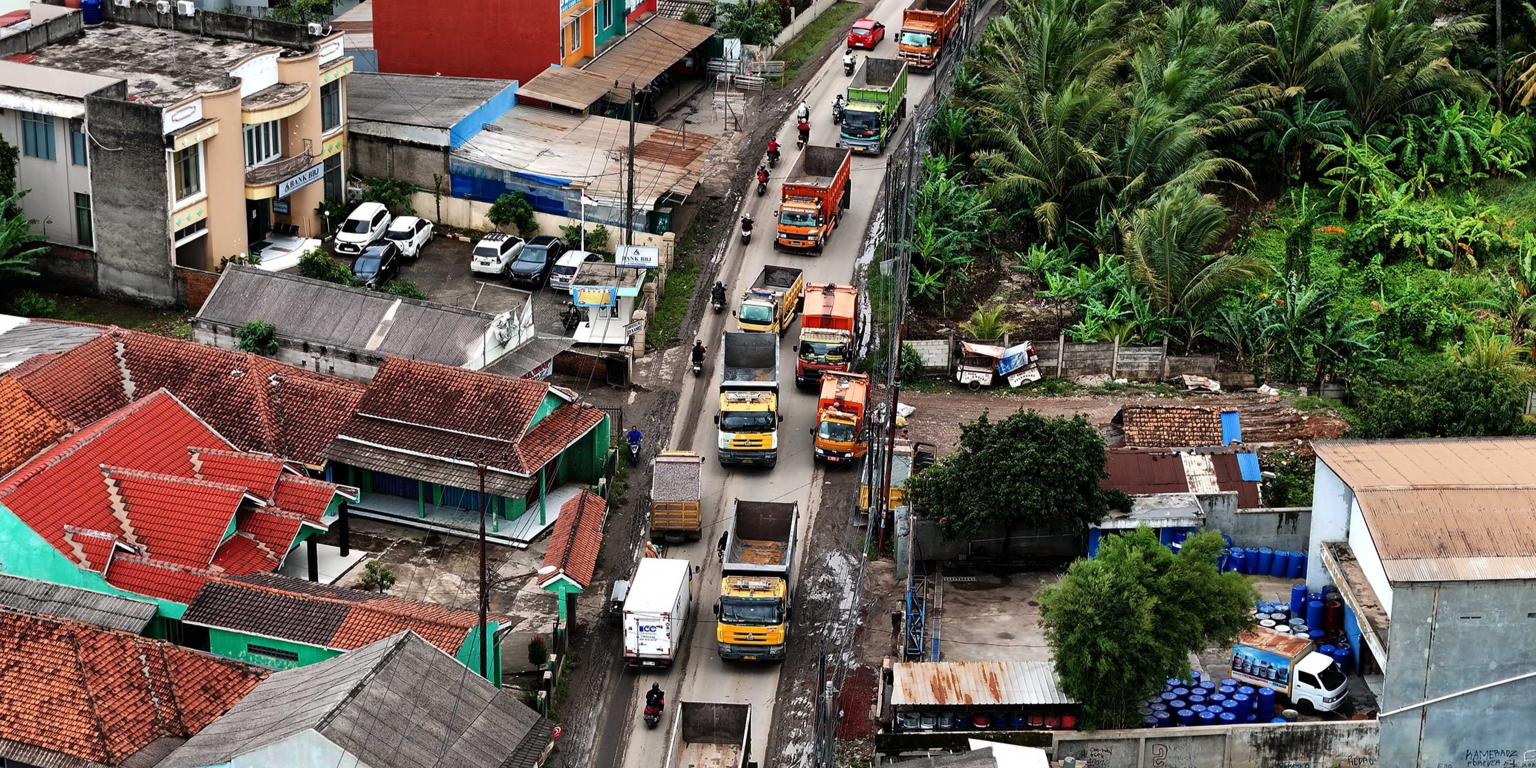 FOTO: Penampakan Antrean Truk Tambang di Parung Panjang