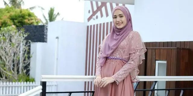 Tren Gamis Polos Modern 2025, Pilihan Tampil Anggun dari Remaja hingga Ibu Rumah Tangga