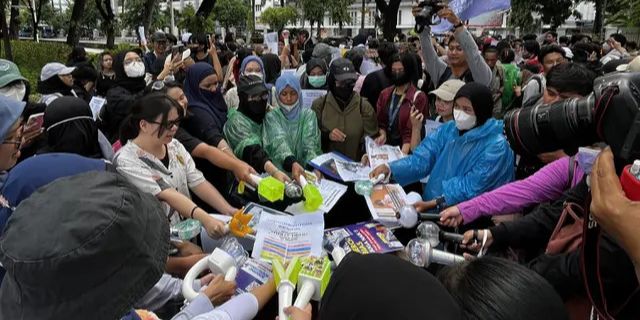 6 Potret K-Popers Indonesia Ikut Demo Tolak Kenaikan PPN 12 Persen, Semua Fandom Bersatu Kompak Bawa Lightstick