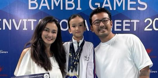 Potret Salma Putri Cantik Atiqah Hasiholan & Rio Dewanto Raih 4 Medali Emas di Kompetisi Gymnastic