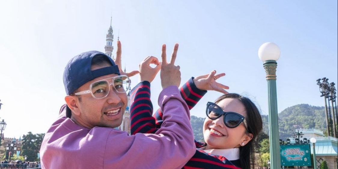 Bikin Iri dan Baper, Romantisnya Raffi Ahmad & Nagita Slavina Liburan ke Disneyland Hong Kong