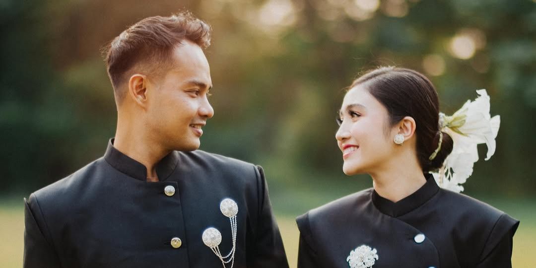 Penampilan Elegan Febby Rastanty dan Drajad Djumantara saat Prewedding, Kompak Pakai Beskap Modern Hitam dengan Kain Batik