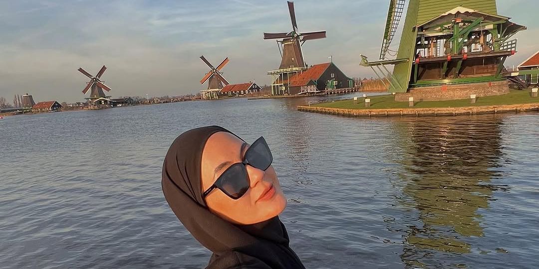 Makin Cantik Bersinar, Potret Terbaru Paula Verhoeven Pakai Outfit Serba Hitam di Belanda: Malah Disebut Lagi Pulang Kampung