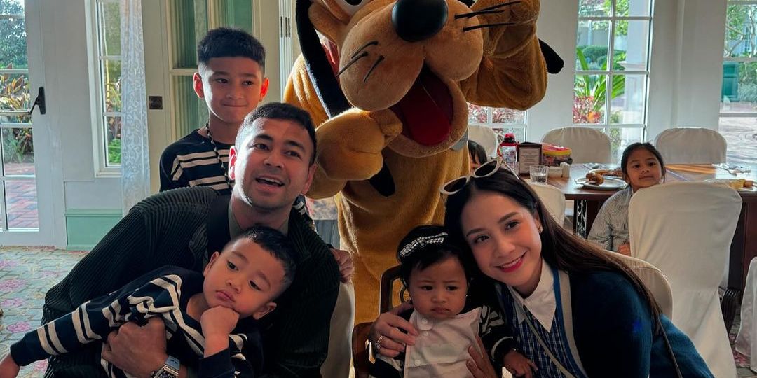 Potret Rayyanza Rayakan Ultah di Disneyland Hong Kong, Gemas Pakai Baju Kembar dengan Rafathar dan Lily