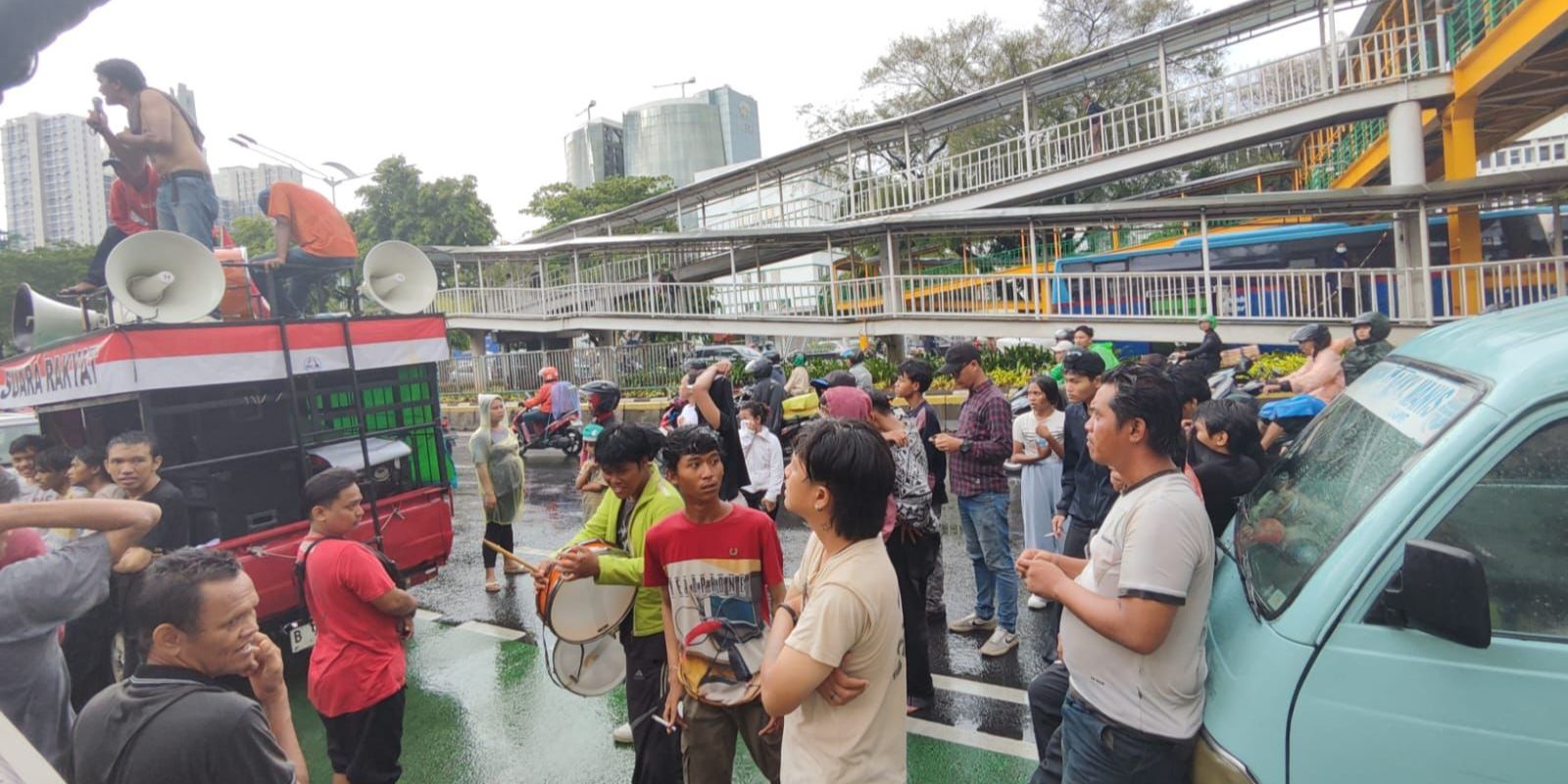 Massa Gelar Demo di KPU Jakarta, Beberkan Tuduhan Kecurangan Demi Menangkan Pramono-Rano