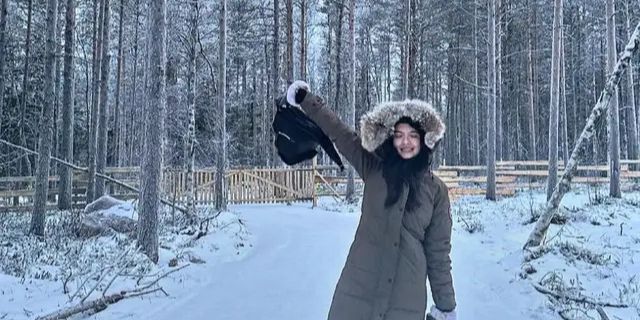 7 Potret Raline Shah Berburu Aurora Naik Kereta Rusa saat Liburan di Finlandia, Cantik Natural Tanpa Make Up