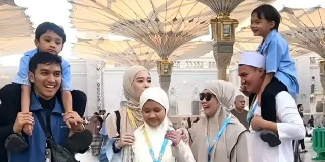 6 Potret Kebersamaan Inara Rusli dan Hendra Zayn saat Umrah Bareng Anak-Anak, Sudah Ta'aruf?