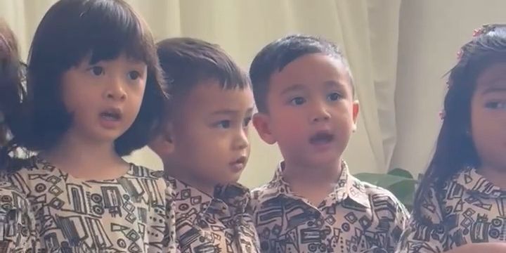 Sederet Momen Mengharukan saat Rayyanza Bernyanyi 'Cinta Untuk Mama' Bareng Teman Sekelas