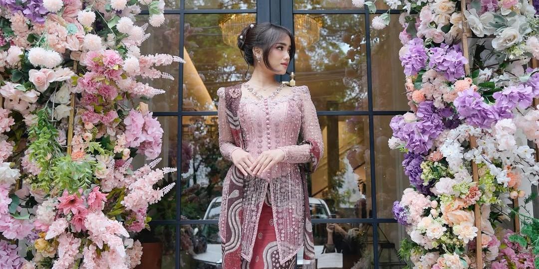 Intip 5 Model Rok Kebaya Modern ala Fuji, Inspirasi Fashion Kekinian yang Bisa Dicoba