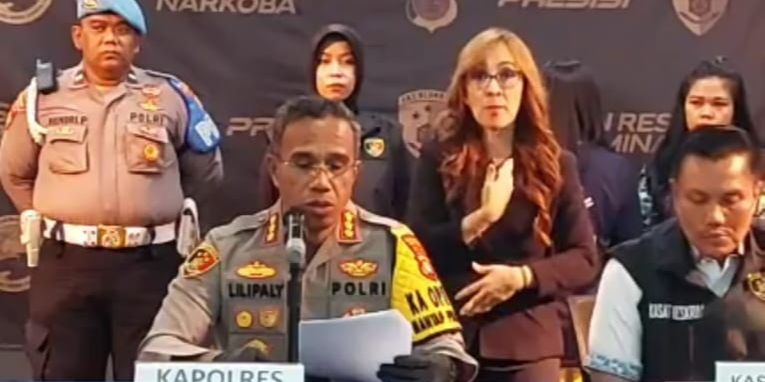 Istri Lindas dan Seret Suaminya Gara-Gara Kepergok Selingkuh Ditangkap