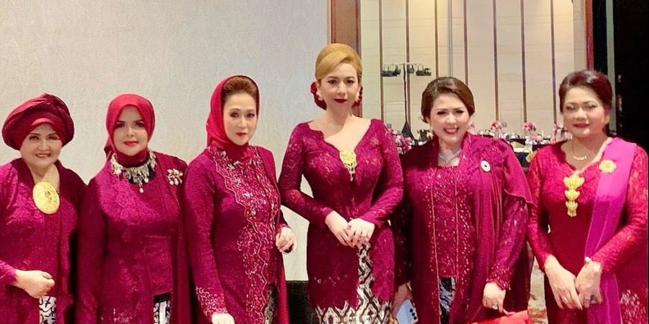 Potret Cantik Heni Tania Istri Kombes Polisi Kenakan Kebaya Warna Merah Maroon, Disebut Bak Barbie Hidup