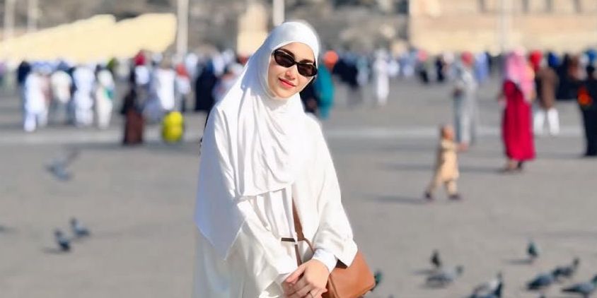 Cantiknya Ayu Ting Ting Pakai Gamis Serba Putih saat Umrah Bareng Keluarga, Pesonanya Bikin Adem & Didoakan Istiqamah