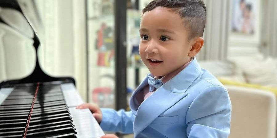 Dikenal Serba Bisa Seperti Raffi Ahmad, Potret Rayyanza Main Piano - Gayanya Super Imut Buat Penggemar Semakin Gemas