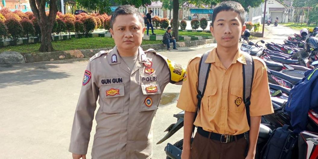 Cerita Haru Polisi di Garut Dampingi Pelajar Yatim Piatu Ambil Rapor