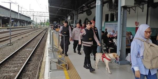 Perketat Pengamanan Libur Natal dan Tahun Baru, Polisi hingga Anjing K9 Siaga di Stasiun Pasar Senen