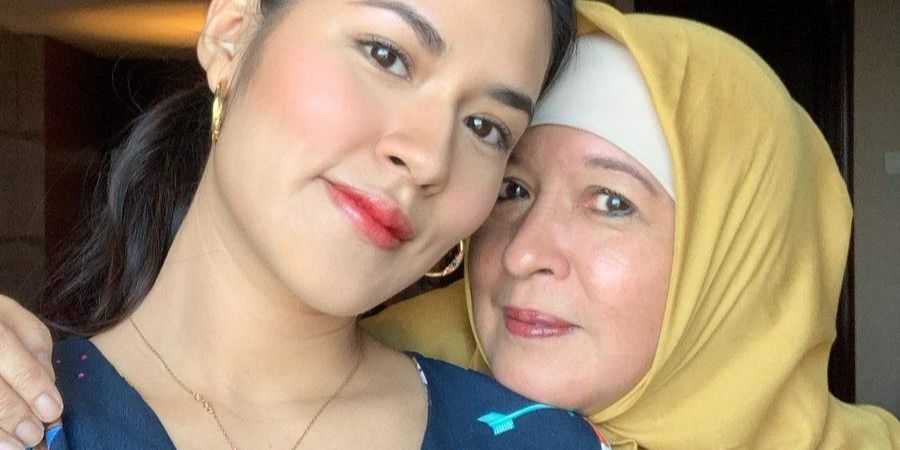 Jarang Tersorot, Potret Ibunda Raisa yang Cantik Banget Mirip Sang Putri - Hidung Mancung & Senyumnya Manis Banget