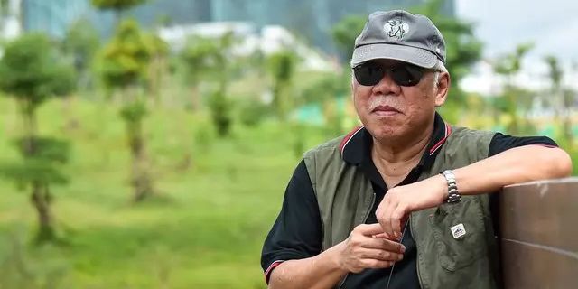 Kelakuan Kocak Pak Bas di Acara Dies Natalis UGM, Pegang Kepala hingga Rapikan Rambut 'Bapak Marketing Indonesia'