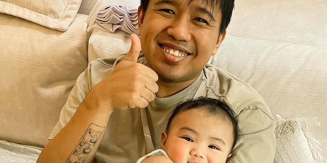 Potret Joshua Suherman Momong Baby Elio, Ajarkan Banyak Pose hingga Ikut Akhirnya Ketiduran