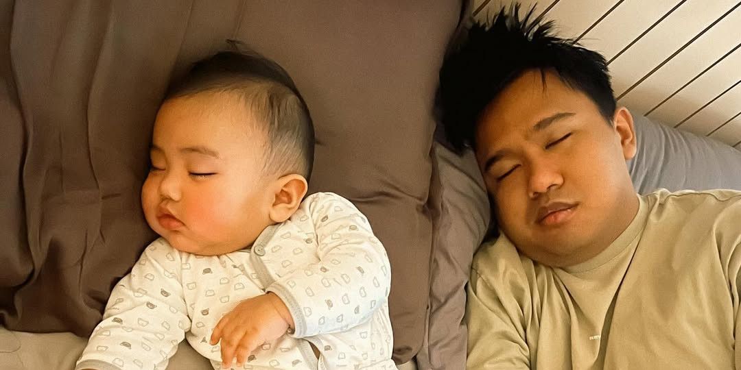 Potret Gemas Joshua Suherman Momong Baby Elio, Ajari Pose Bapak-Bapak Berakhir Ketiduran Bareng