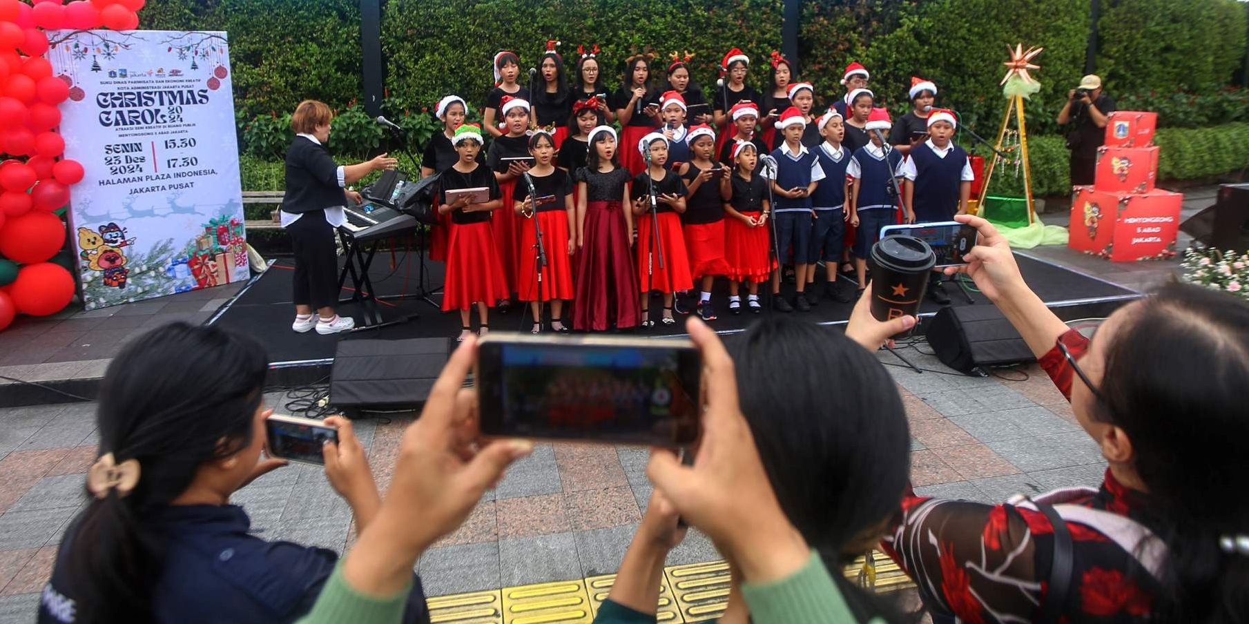 FOTO: Semarak Christmas Carol Sambut Perayaan Natal di Jakarta