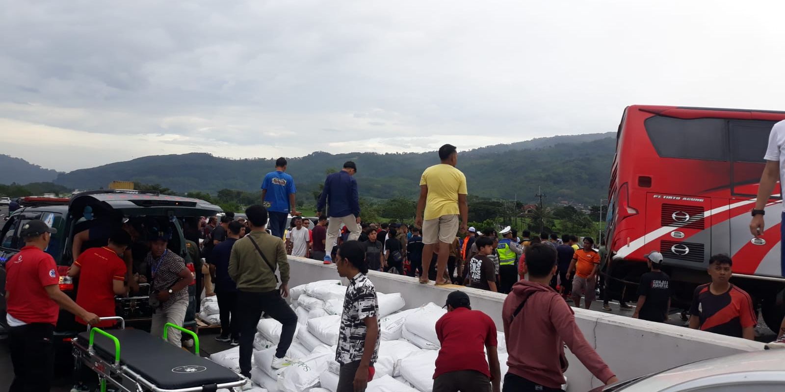 Imbas Truk vs Bus Kecelakaan di Tol Malang, Pengendara Diminta Keluar GT Purwodadi