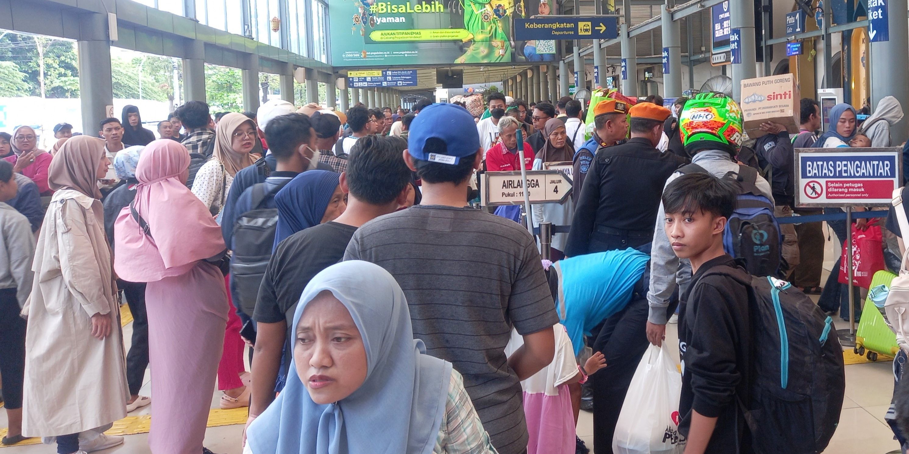 Mengenal Sejarah Panjang Stasiun Pasar Senen yang Ramah Kantong saat Libur Natal dan Tahun Baru