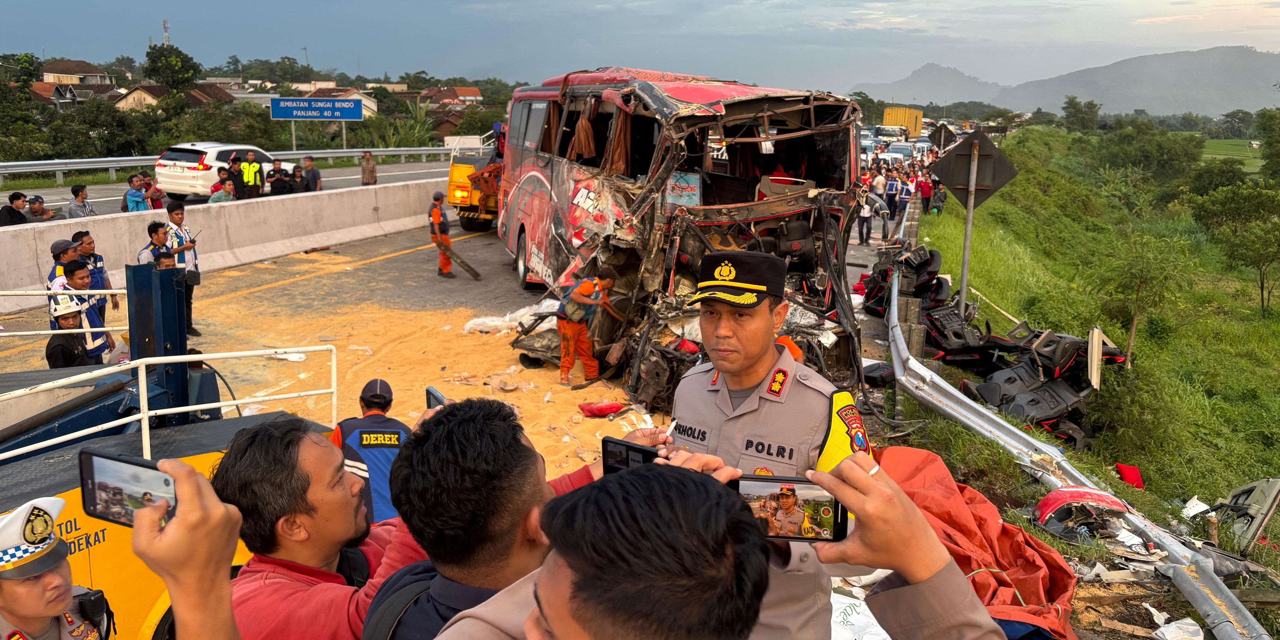 Foto-Foto Tabrakan Maut di Tol Malang Tewaskan 4 Orang, Bus Bawa Murid SMP IT Kabupaten Bogor Ringsek Parah