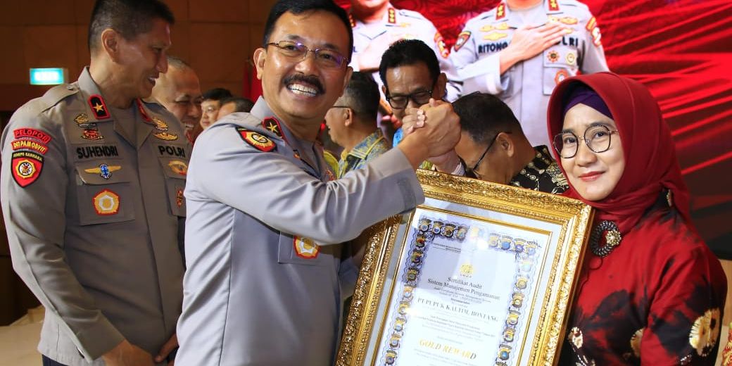 Penyerahan Sertifikat Audit Sistem Manajemen Pengamanan Objek Vital Nasional: 15 Perusahaan Raih Gold Reward