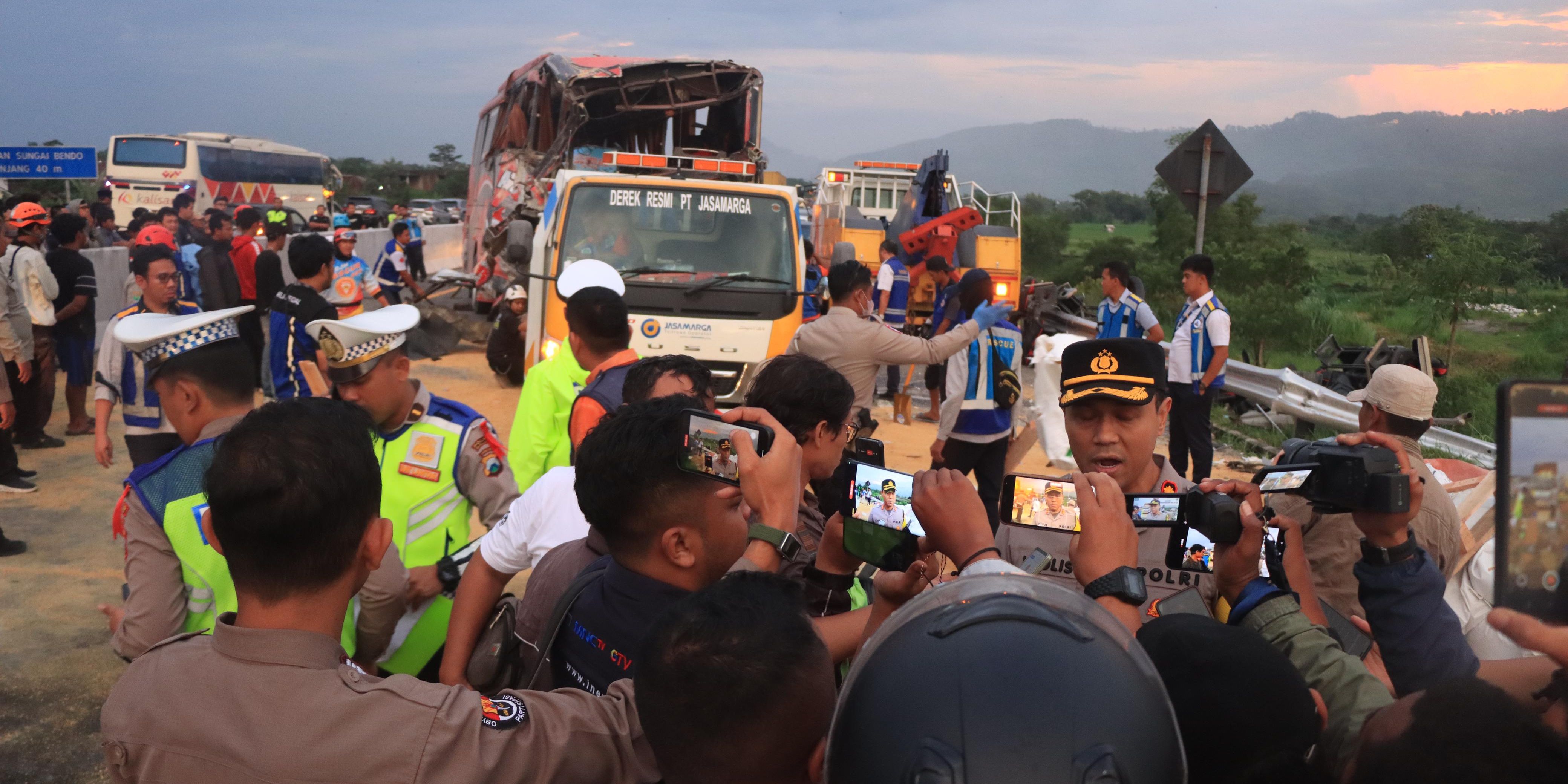 Kecelakaan Bus Tol Malang, Begini Kondisi Truk Pengakut Pakan Ternak