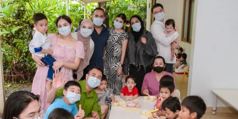 Sambangi Panti Asuhan di Bali, Kehadiran Rafathar dan Rayyanza Disambut Penuh Kehangatan