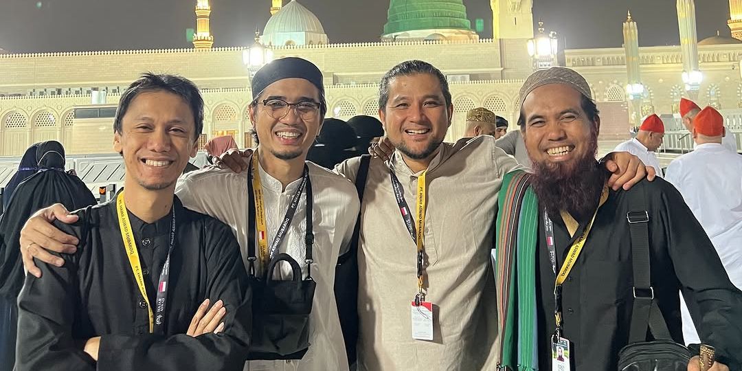 Momen Sakti Bagikan Sederet Potret Umrah Bareng Sheila on 7, Netizen: The Real Sahabat Sejatiku