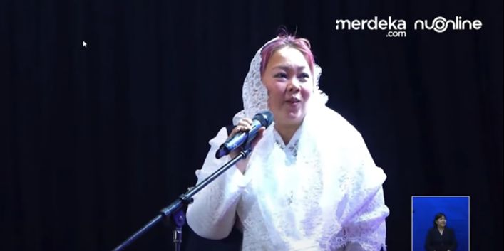 Usil Inayah Anak Gus Dur Roasting Ibu Pejabat Usai Jadi MC Haul Moncer Jabat Menteri