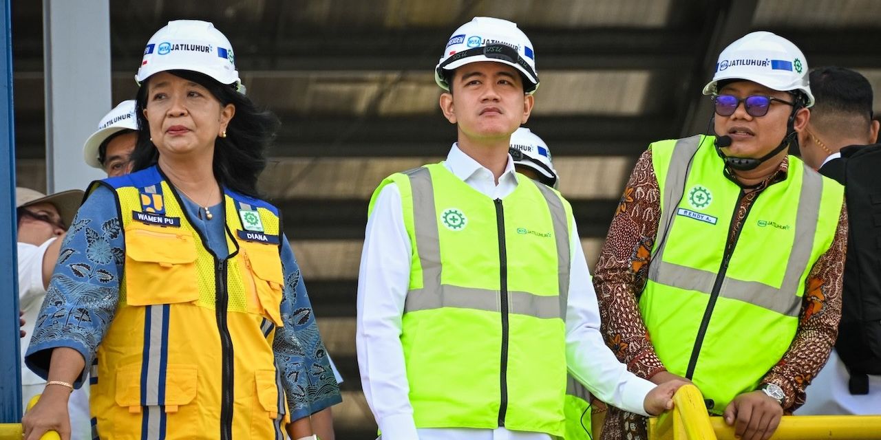 VIDEO: Penampilan Selvi Berkemeja Putih & Helm Proyek Temani Gibran Cek Pembangunan di Medan