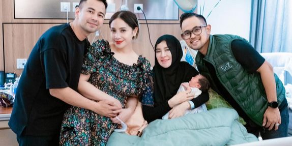 Potret Nagita Slavina Diduga Hamil Lagi saat Dipeluk Raffi Ahmad dari Belakang, Parasnya Dipuji Makin Cantik & Glowing