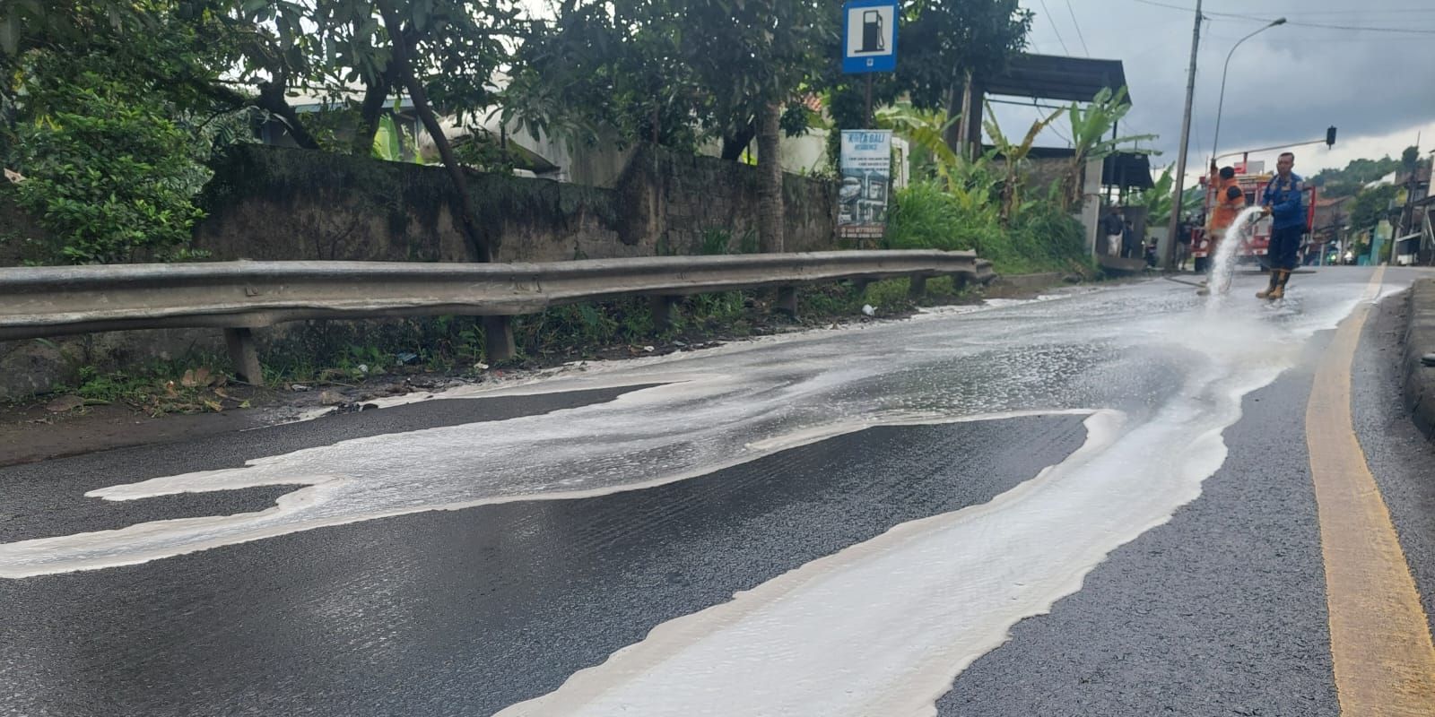 Bikin Kendaraan Rusak, Ini Cairan Kimia yang Tumpah di Jalan Padalarang-Purwakarta