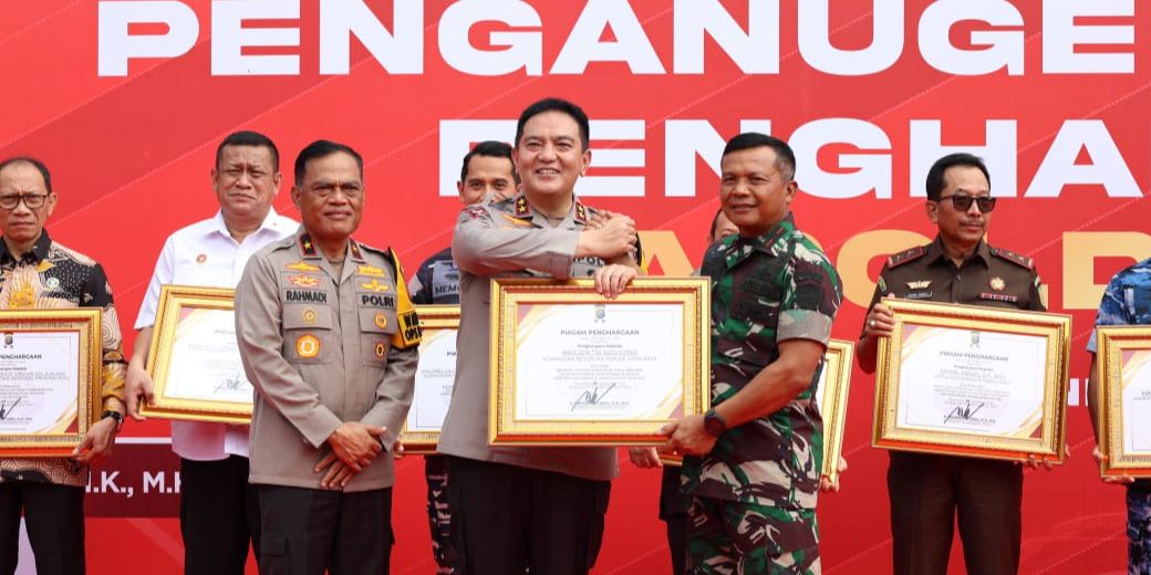 Dinilai Berperan Amankan Pemilu 2024, Sejumlah Pihak Diganjar Penghargaan dari Kapolda Riau