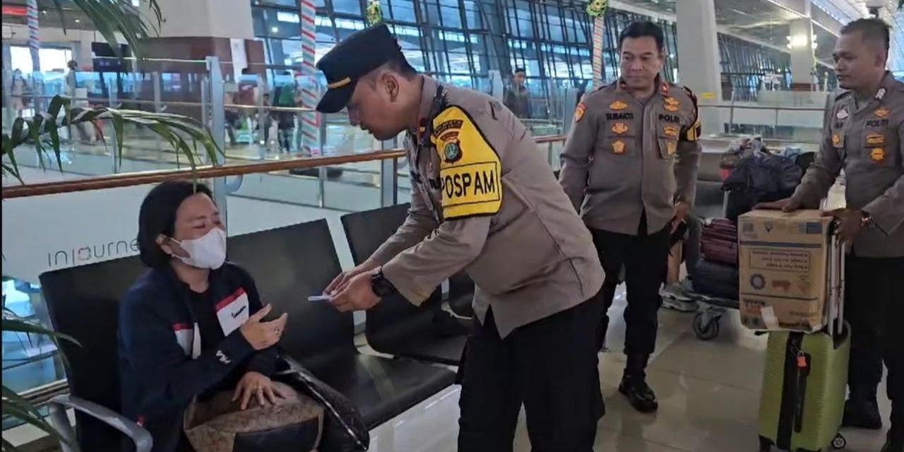 Momen Kapolres Bandara Belikan Tiket Pesawat Seorang Nenek Korban Penipuan