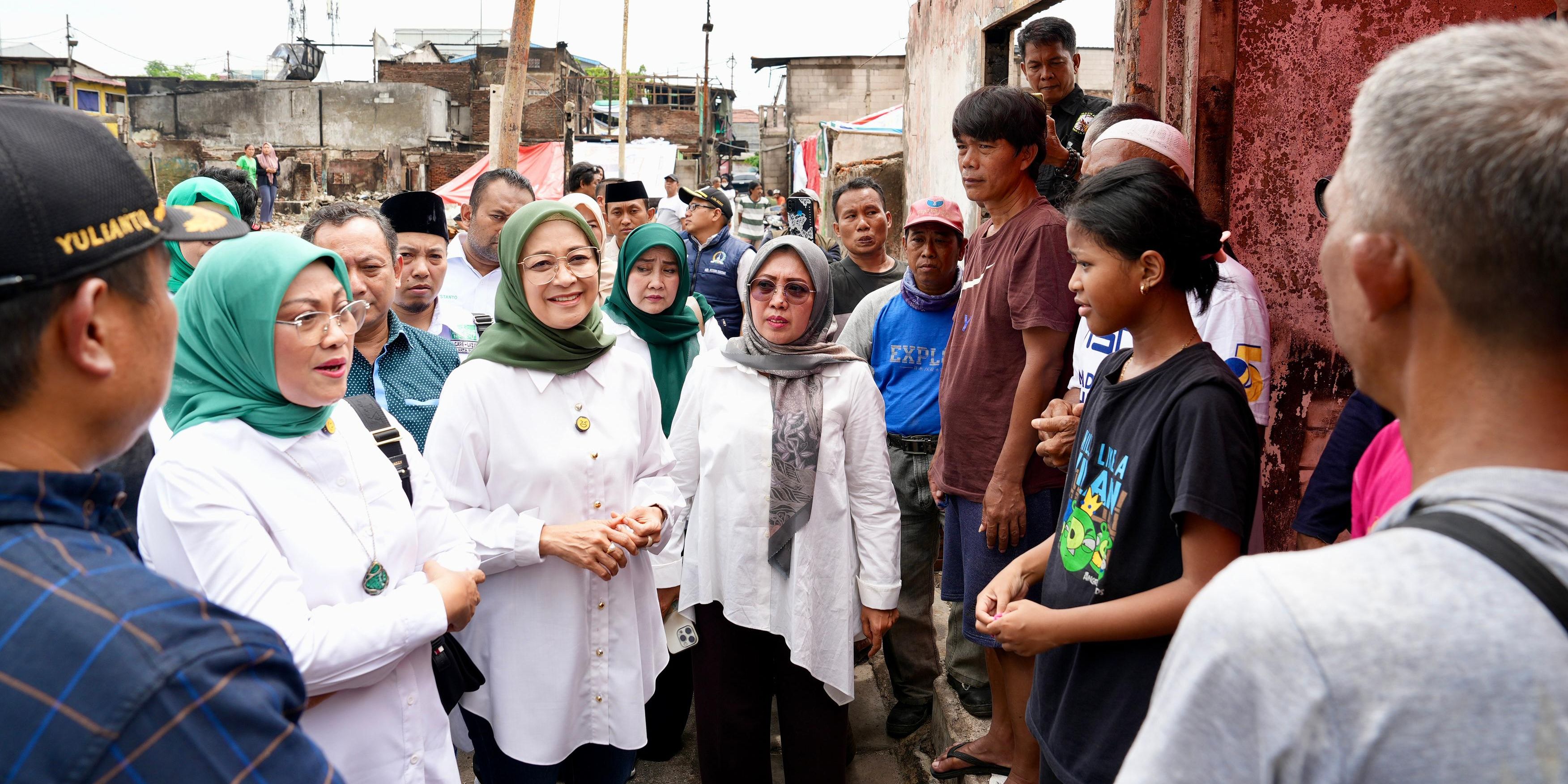 Momen Istri Cak Imin Ditemani Ida Fauziyah Sambangi Korban Kebakaran di Kemayoran