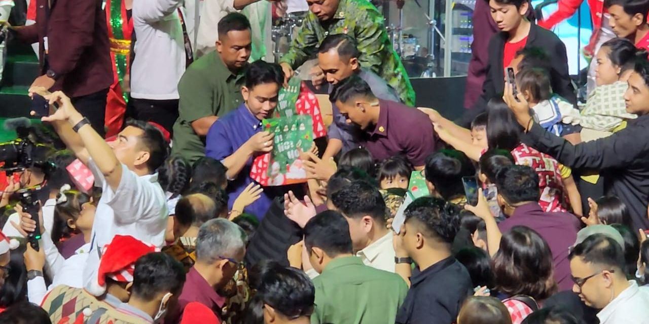 Tinjau Gereja di Solo, Gibran Bagi-Bagi Kado Natal