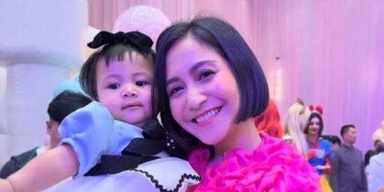 Potret Caca Tengker Gendong Baby Lily, Sebut Si Kecil Paling Bikin Hati Meleleh yang Membawa Kebahagiaan