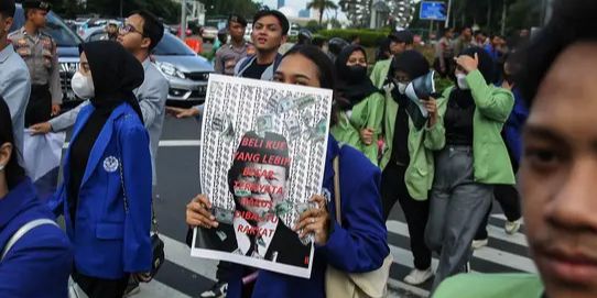 FOTO: Aksi Massa Mahasiswa Demo di Patung Kuda Tolak Keras Kenaikan PPN 12 Persen