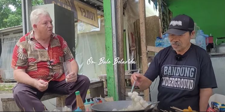 Sambil Makan Cireng, Bule Belanda Dengar Cerita soal Meletusnya Gunung Galunggung sampai Melongo 'Gimana Bisa Hidup'