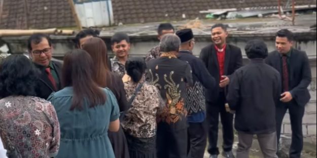 ⁠Indahnya Toleransi, Warga Muslim & Buddha Berbondong-bondong Datangi Gereja Pantekosta Untuk Ucapkan Selamat Natal