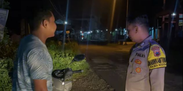 Nongkrong Tengah Malam, Gerombolan Pemuda Panik dan Kabur pas Lihat Mobil Polisi, Endingnya Bikin Lega