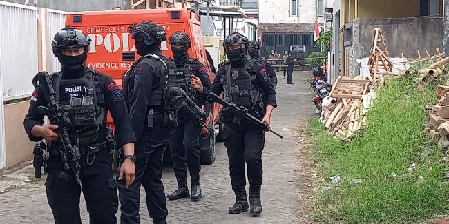 Densus 88 Geledah Rumah Terduga Teroris di Garut, Angkut 3 Kantong Plastik Diduga Berisi Barang Bukti