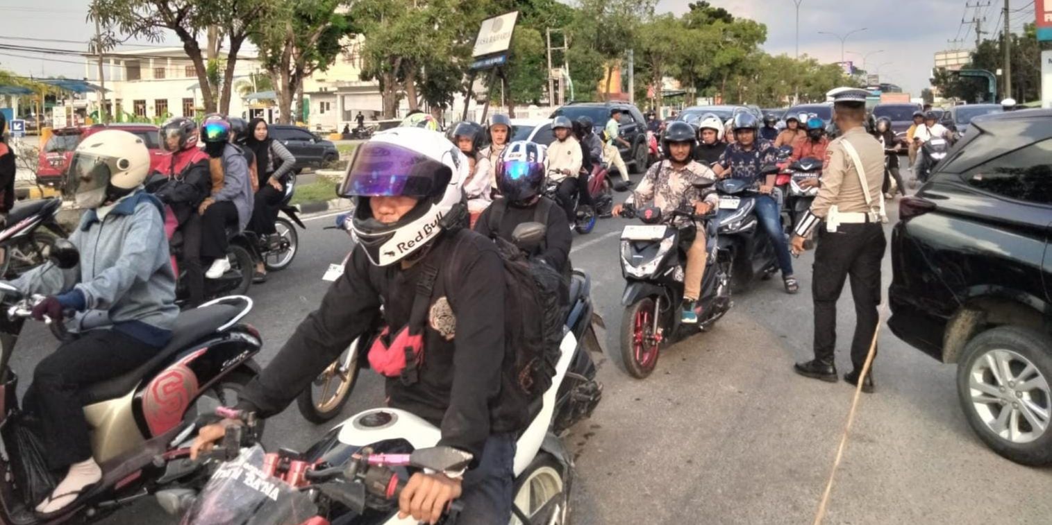 Macet Parah di Pekanbaru, Perwira Kombes Turun Langsung Urai Kendaraan