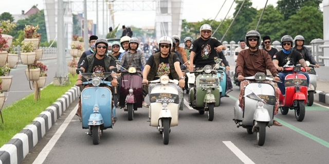 Menengok Kemeriahan Harlah 100 Tahun Ponpes Al Falah Ploso, 10.000 Peserta Scooter Sambil Sarungan